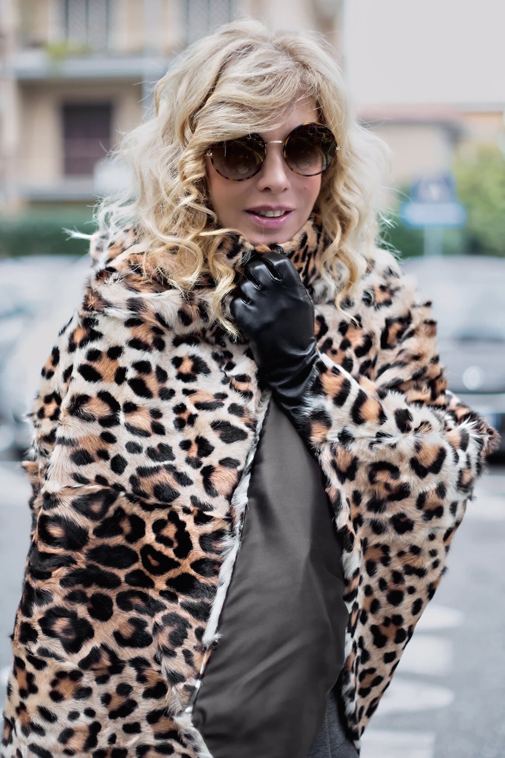 cappe e mantelle la moda street style le vuole più cool che mai