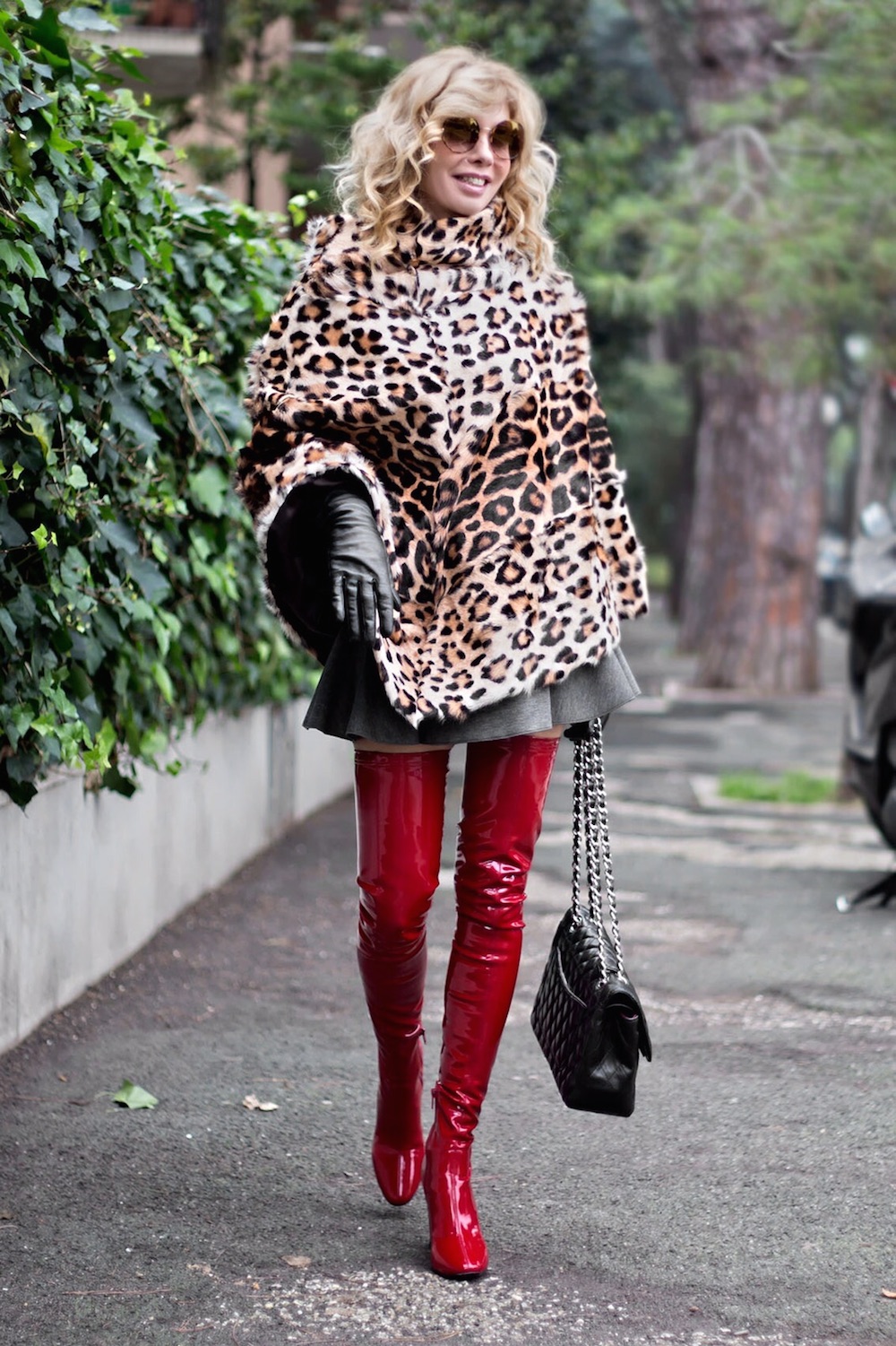 cappe e mantelle la moda street style le vuole più cool che mai